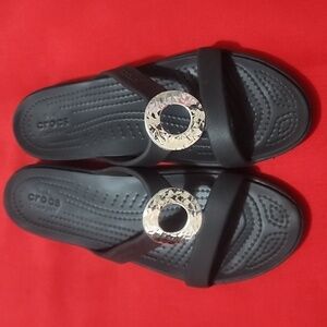 Crocs Women's Sanrah Hammered Metallic Black Sandals with Silver Accent